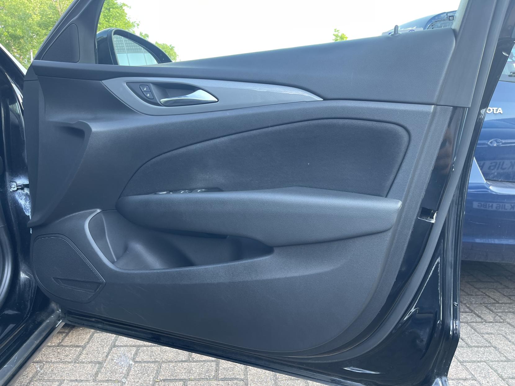 Vauxhall Insignia 1.6 Turbo D BlueInjection Design Nav Grand Sport 5dr Diesel Automatic Euro 6 (s/s) (136 ps)