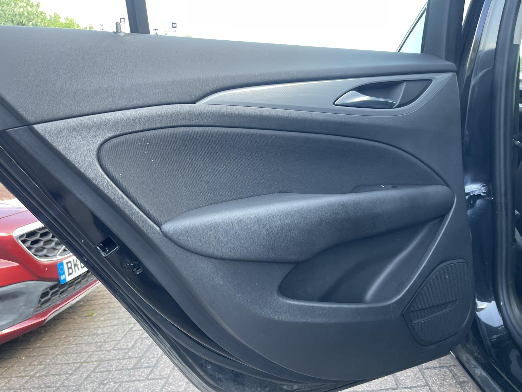 Vauxhall Insignia 1.6 Turbo D BlueInjection Design Nav Grand Sport 5dr Diesel Automatic Euro 6 (s/s) (136 ps)
