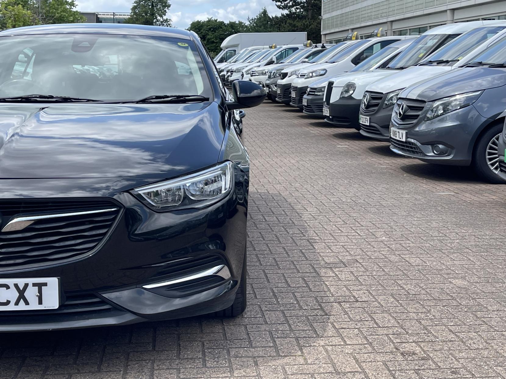 Vauxhall Insignia 1.6 Turbo D BlueInjection Design Nav Grand Sport 5dr Diesel Automatic Euro 6 (s/s) (136 ps)